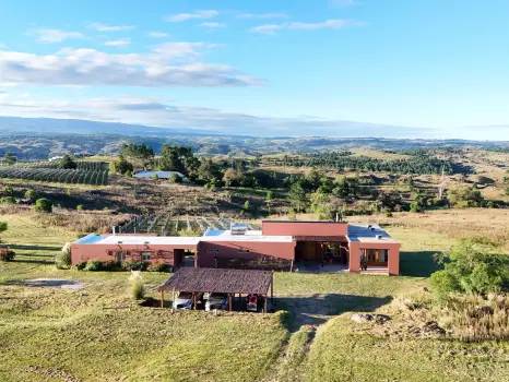 Casa Vino // Viñedos & Legado Histórico al pie del Champaquí