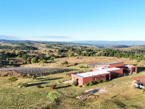 Casa Vino // Viñedos & Legado Histórico al pie del Champaquí
